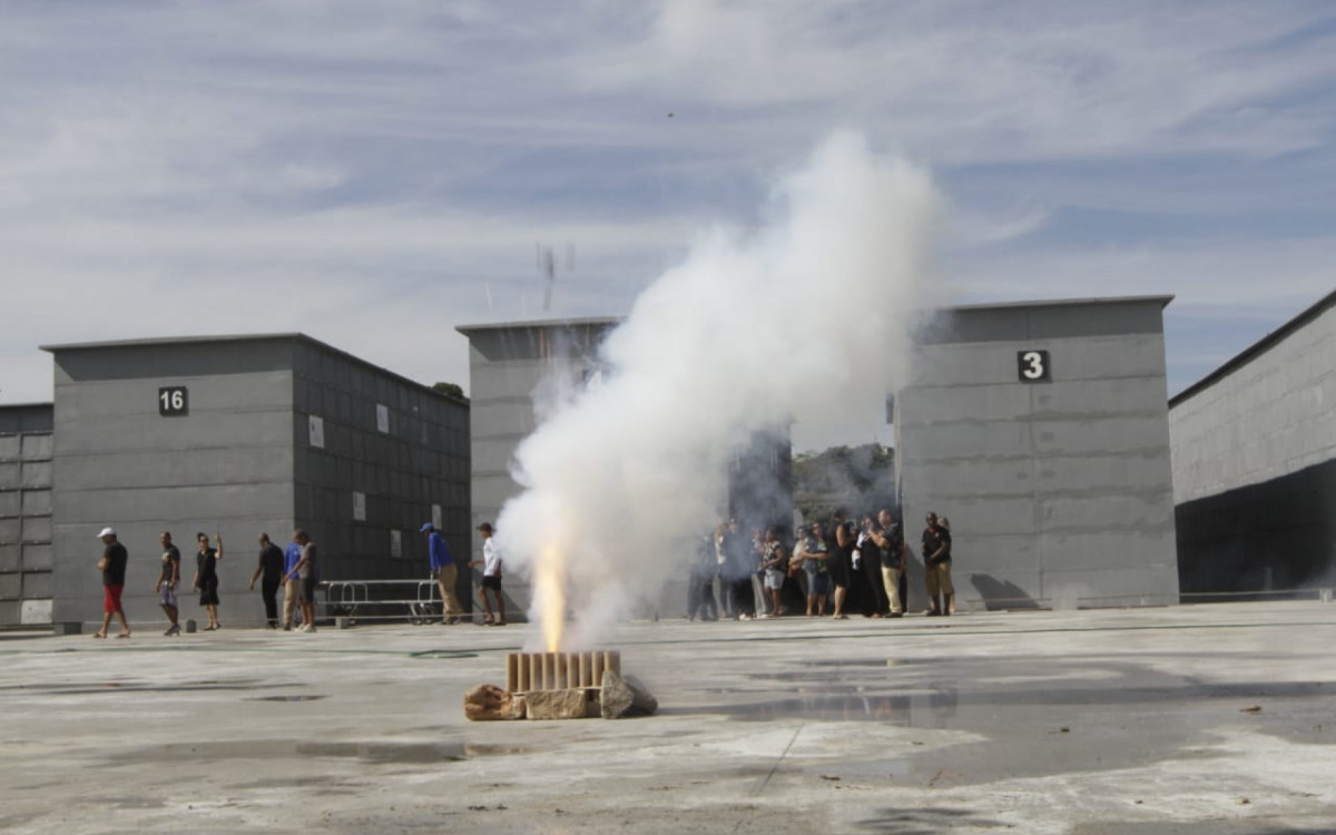 Amigos e familiares soltaram fogos em homenagem a Douglas Vianna - Marcos Porto/Agência O DIA