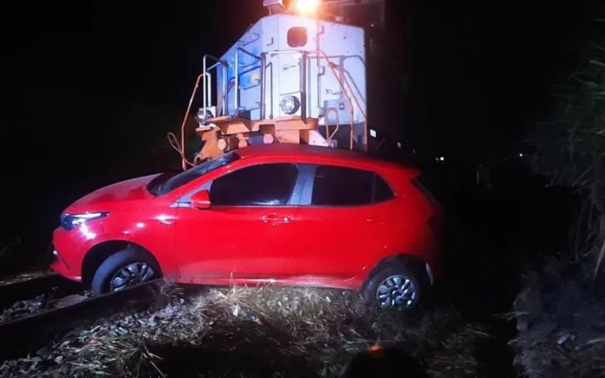 Ve&iacute;culo foi arrastado por 150 metros