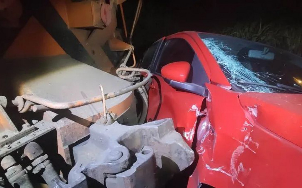 Veículo foi arrastado por 150 metros - Divulgação: PMMG