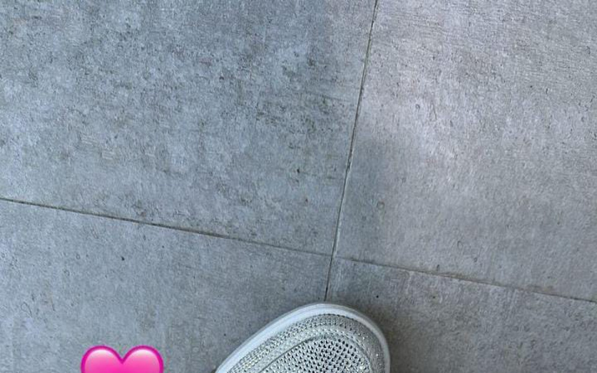 Look de Neymar Jr. em ch&aacute; revela&ccedil;&atilde;o de sua primeira filha 