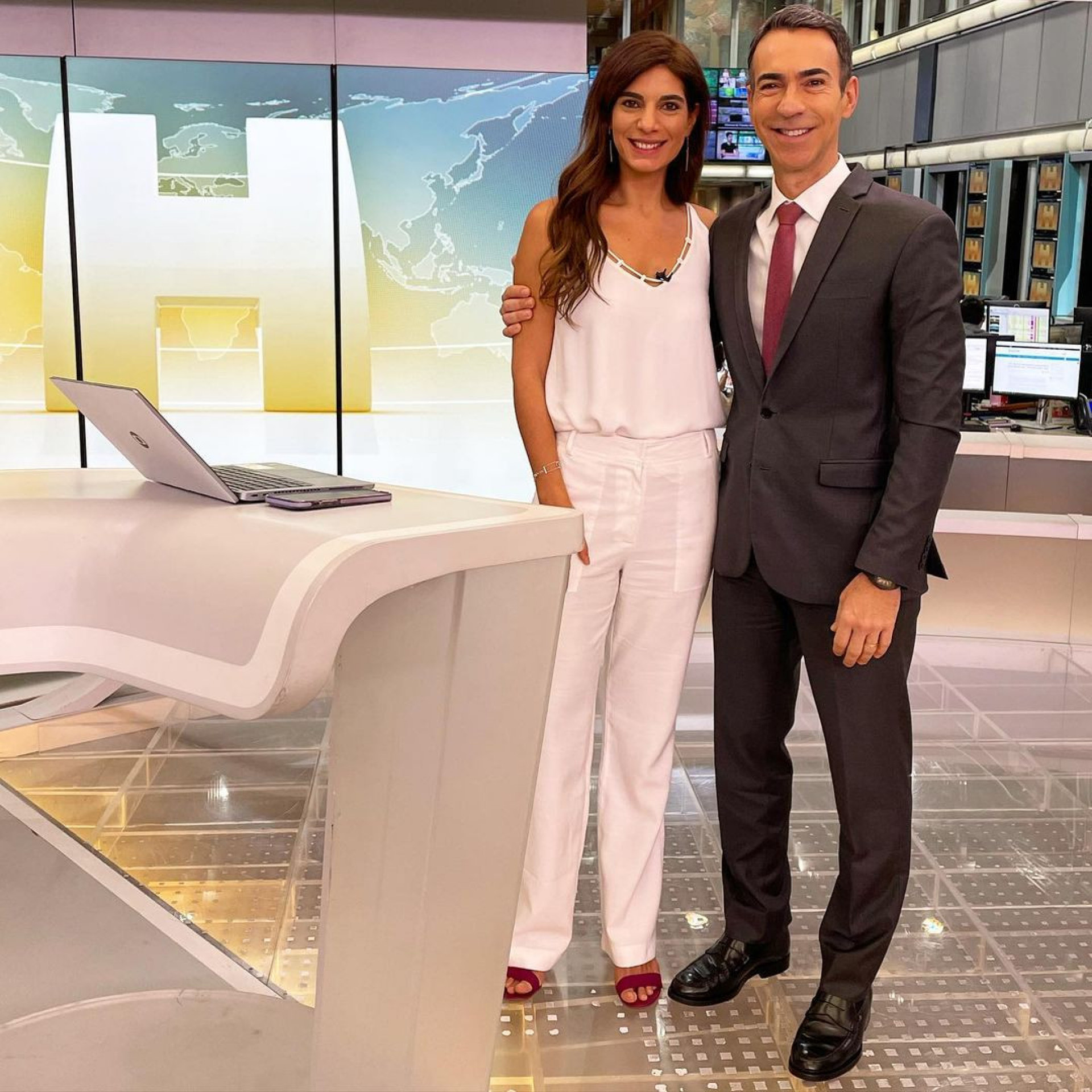 Cesar Tralli apresenta sua nova substituta, Andréia Sadi, em seu perfil do Instagram - Reprodução / Instagram