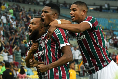 Com um a menos, Fluminense vence Bahia de virada e espanta crise