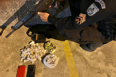 Mulheres são presas suspeitas de tráfico de drogas em Araruama