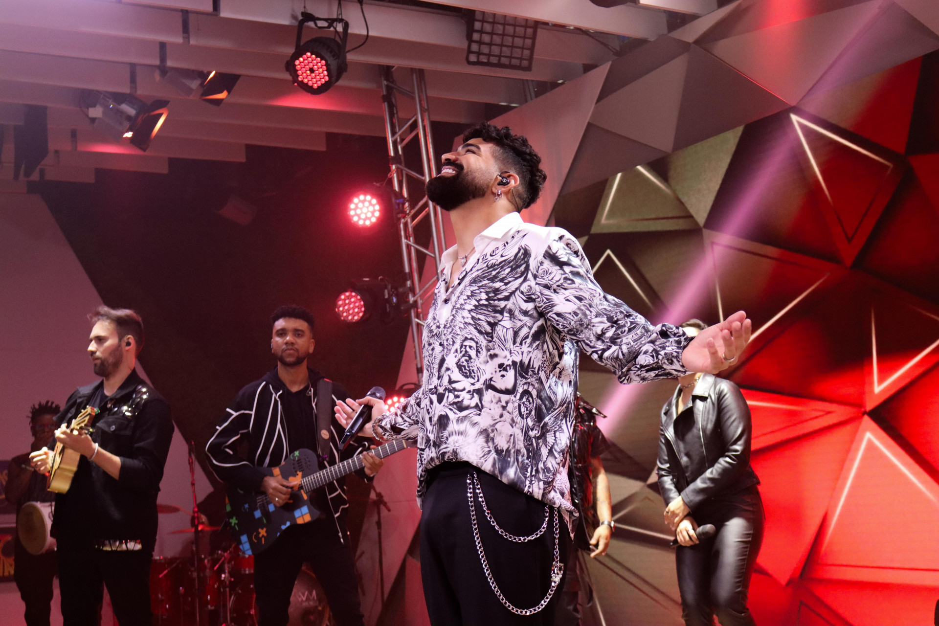 O cantor durante o show que fez no palco do programa  - Globo/Divulgação