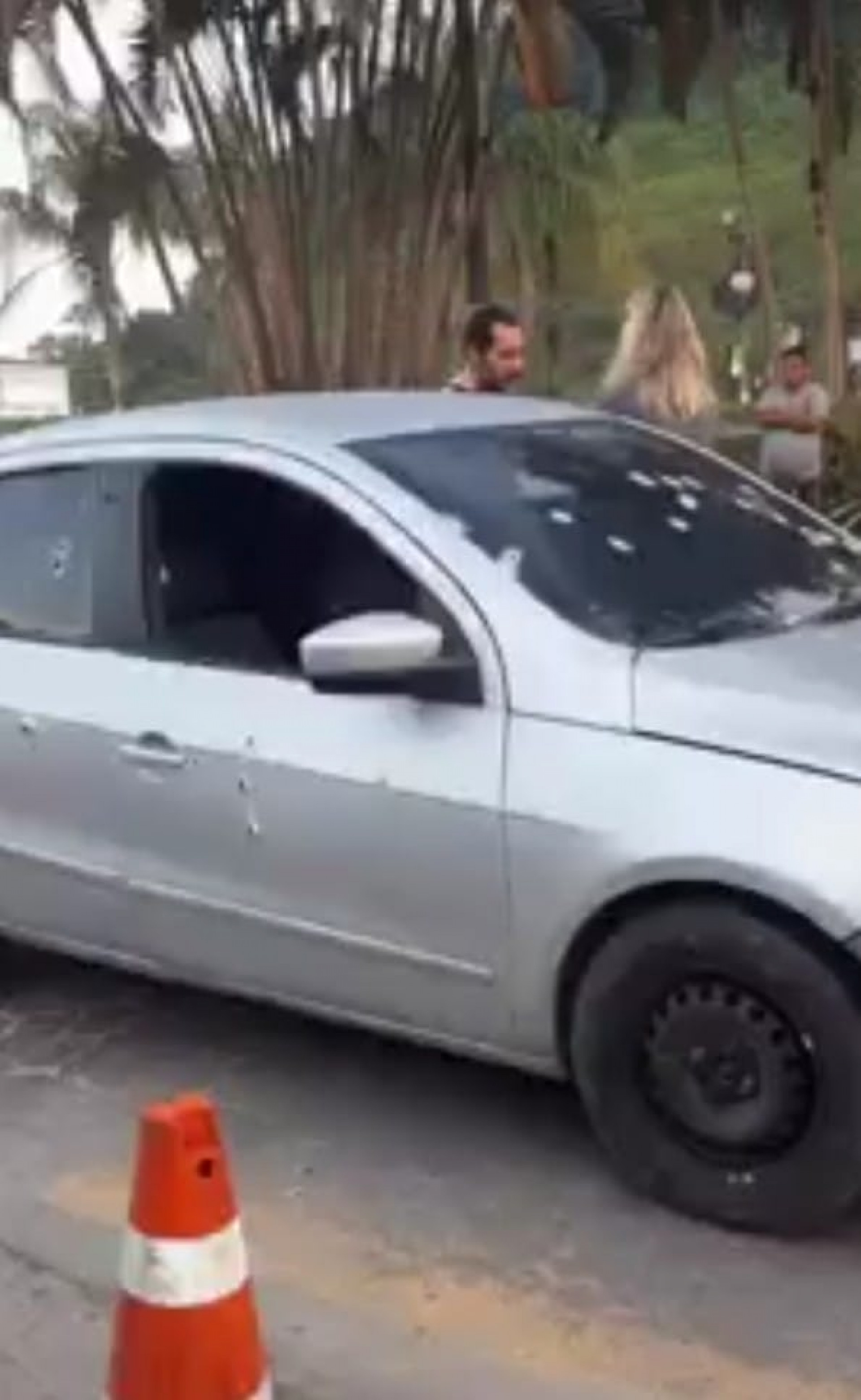 Carro onde o homem de 25 anos foi executado com tiros de fuzil