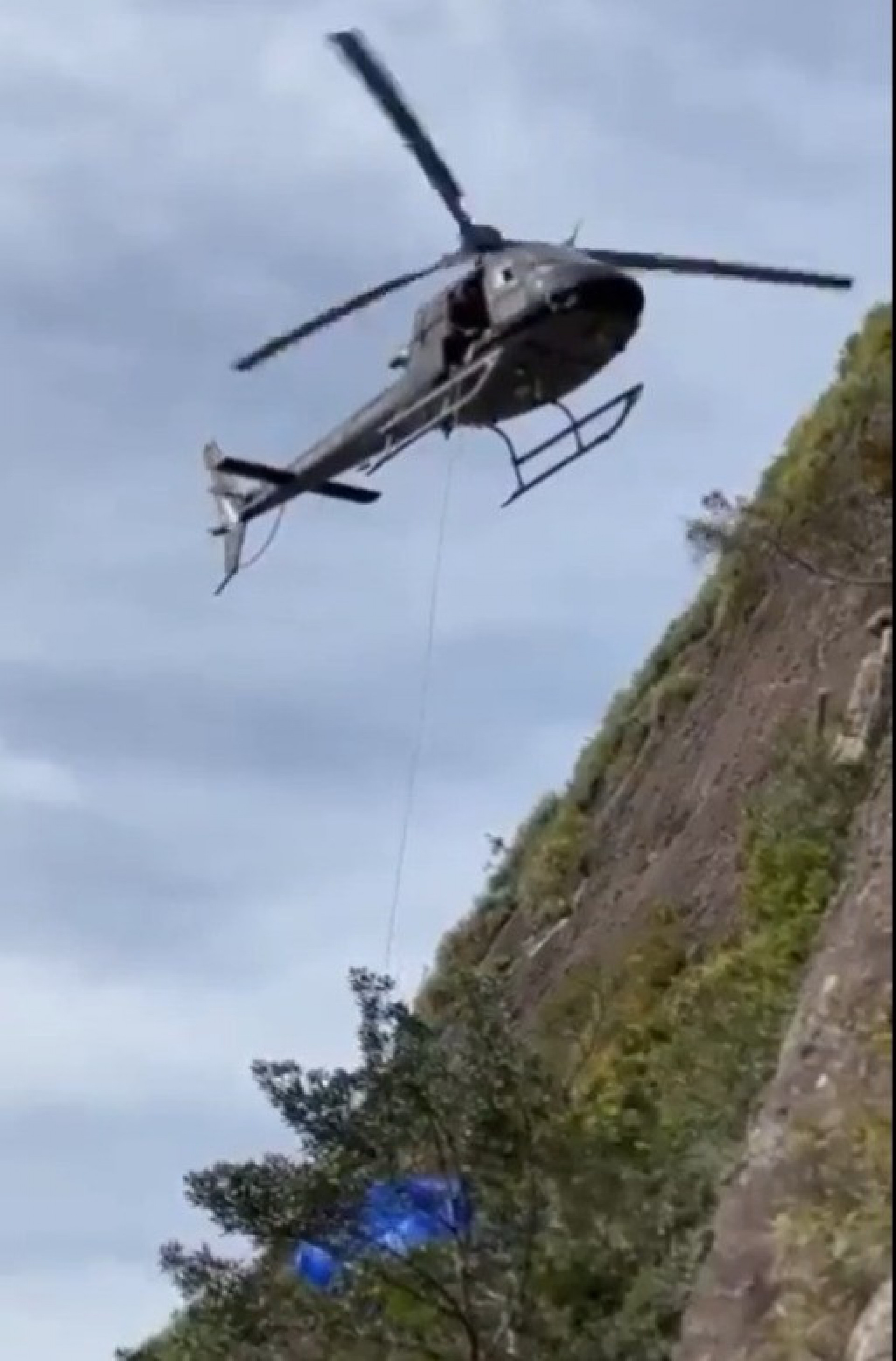Policiais civis resgataram a v&iacute;tima com uso de um helic&oacute;ptero