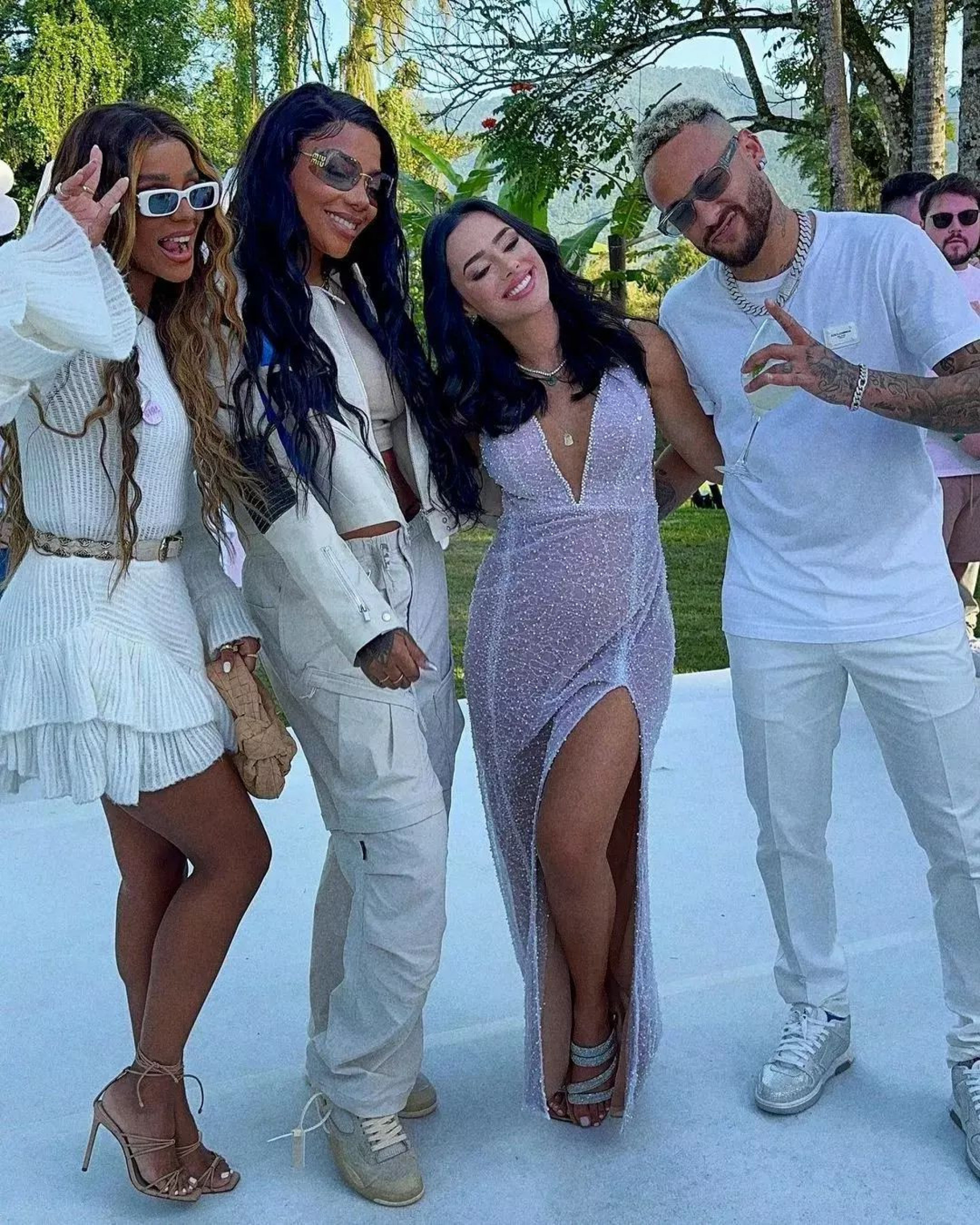 Ludmilla e Brunna Gonçalves posam ao lado de Neymar e Bruna em chá revelação - Reprodução/Instagram