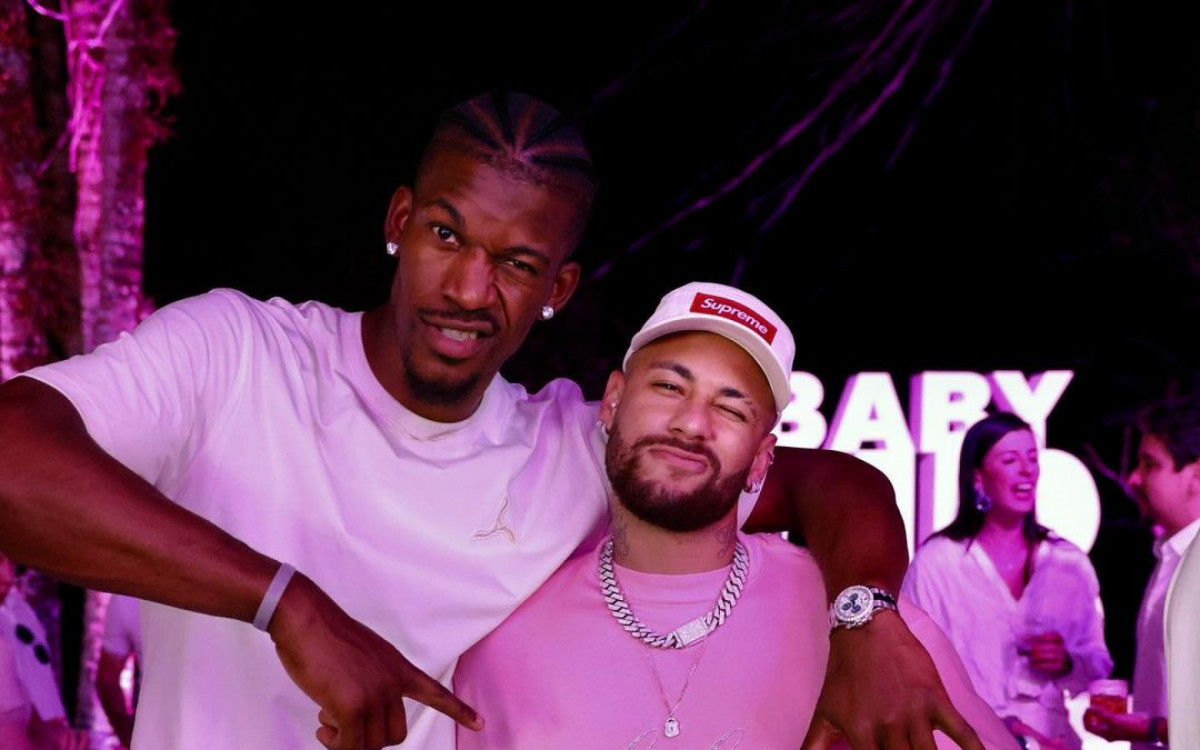 Jimmy Butler marca presen&ccedil;a no ch&aacute; revela&ccedil;&atilde;o de Neymar e Bruna Biancardi