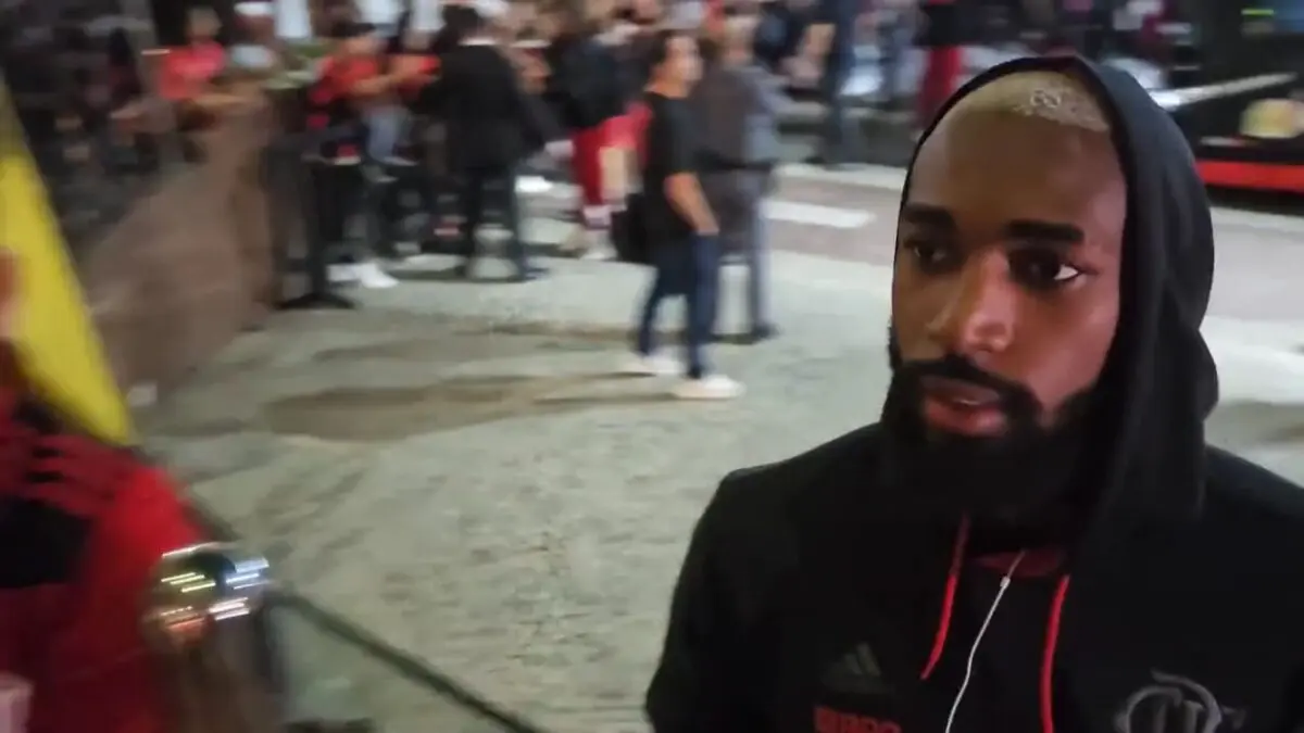 Gerson rebate críticas de torcedor do Flamengo em desembarque para jogo contra o Santos 