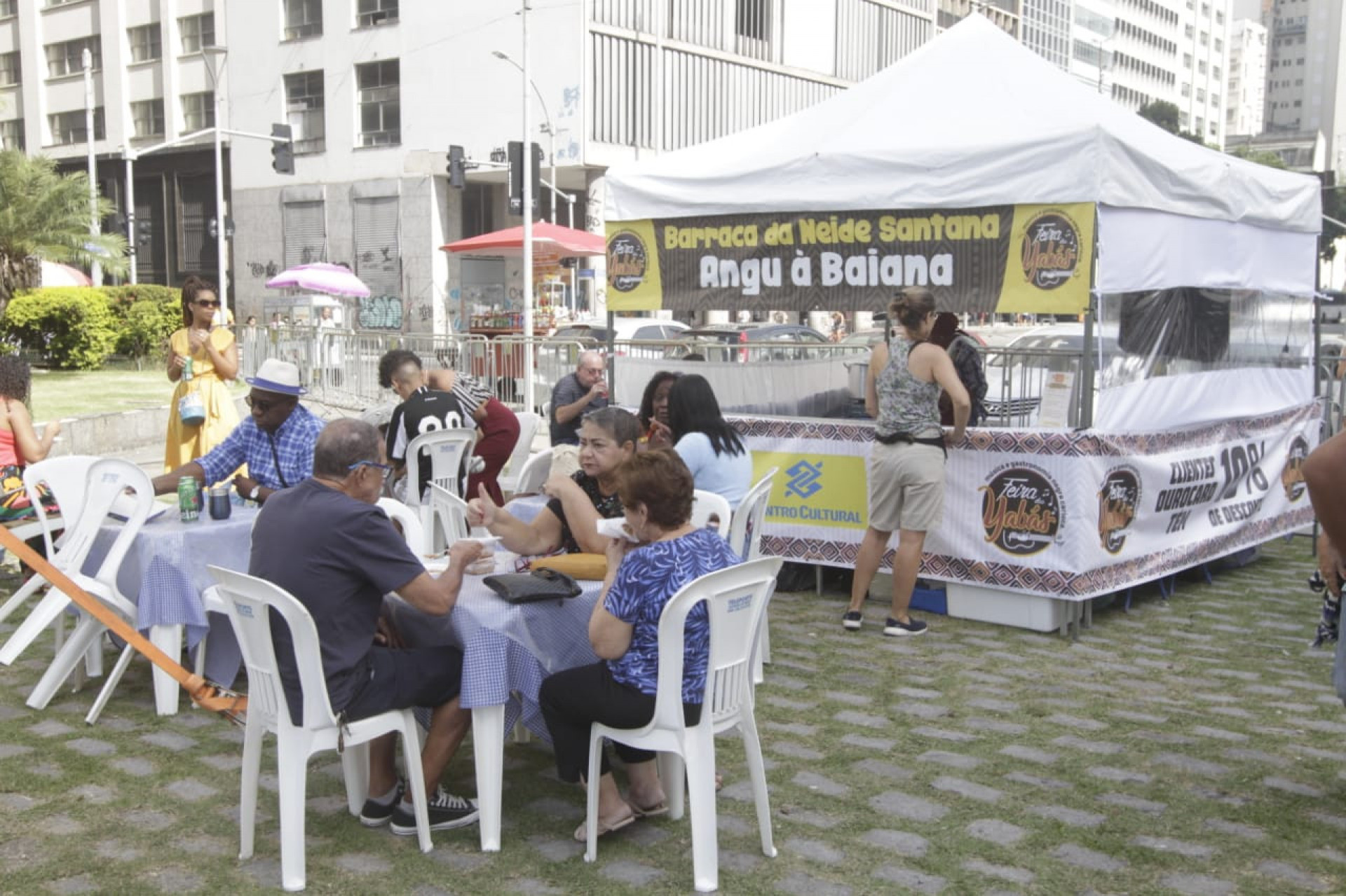 Cariocas aproveitam a tarde de domingo na Feira das Yabás, no Centro do Rio - Marcos Porto / Agência O Dia