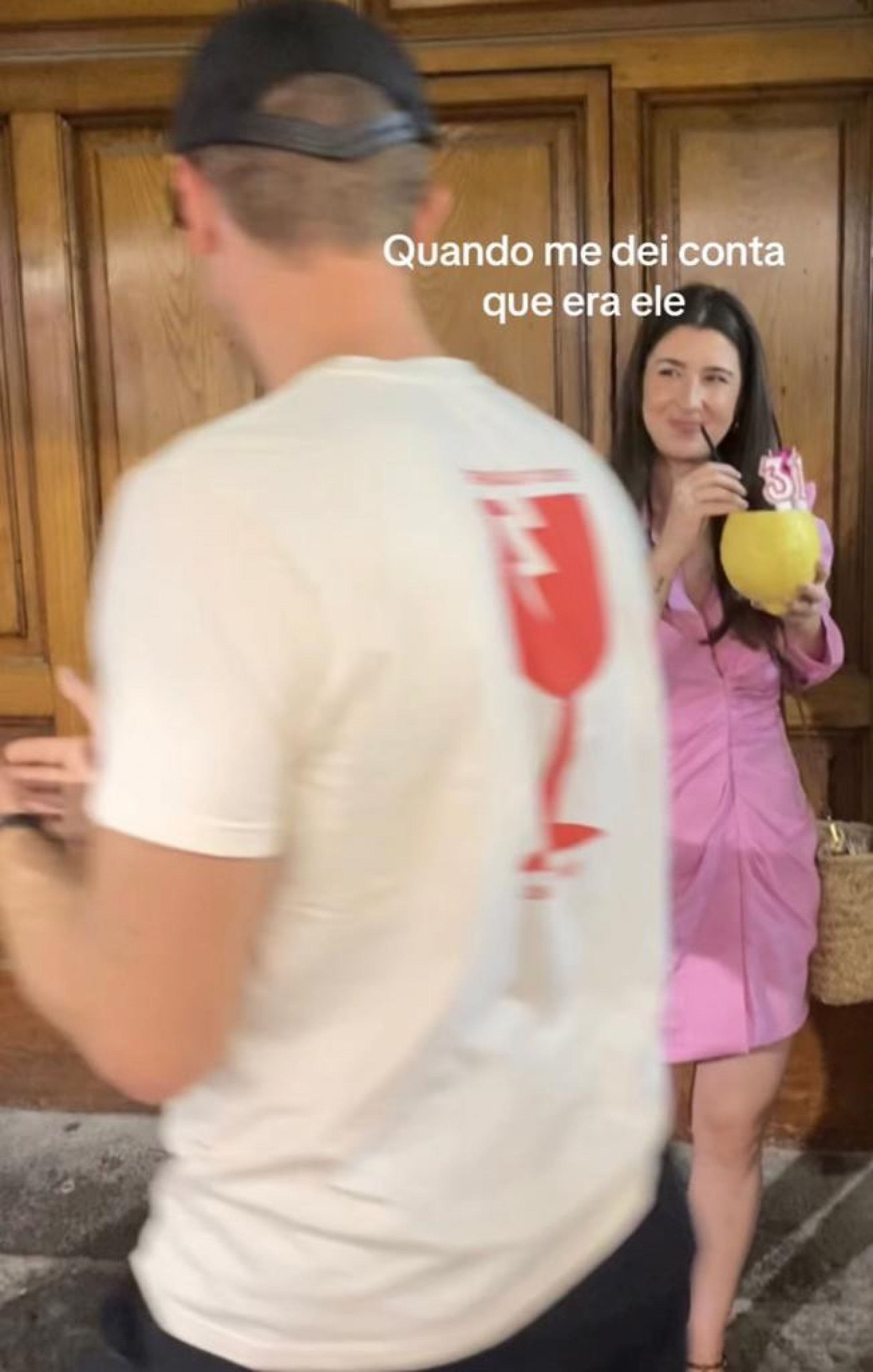 Brasileira é surpreendida com parabéns de Chris Martin e Dakota Johnson na Itália - Reprodução / TikTok