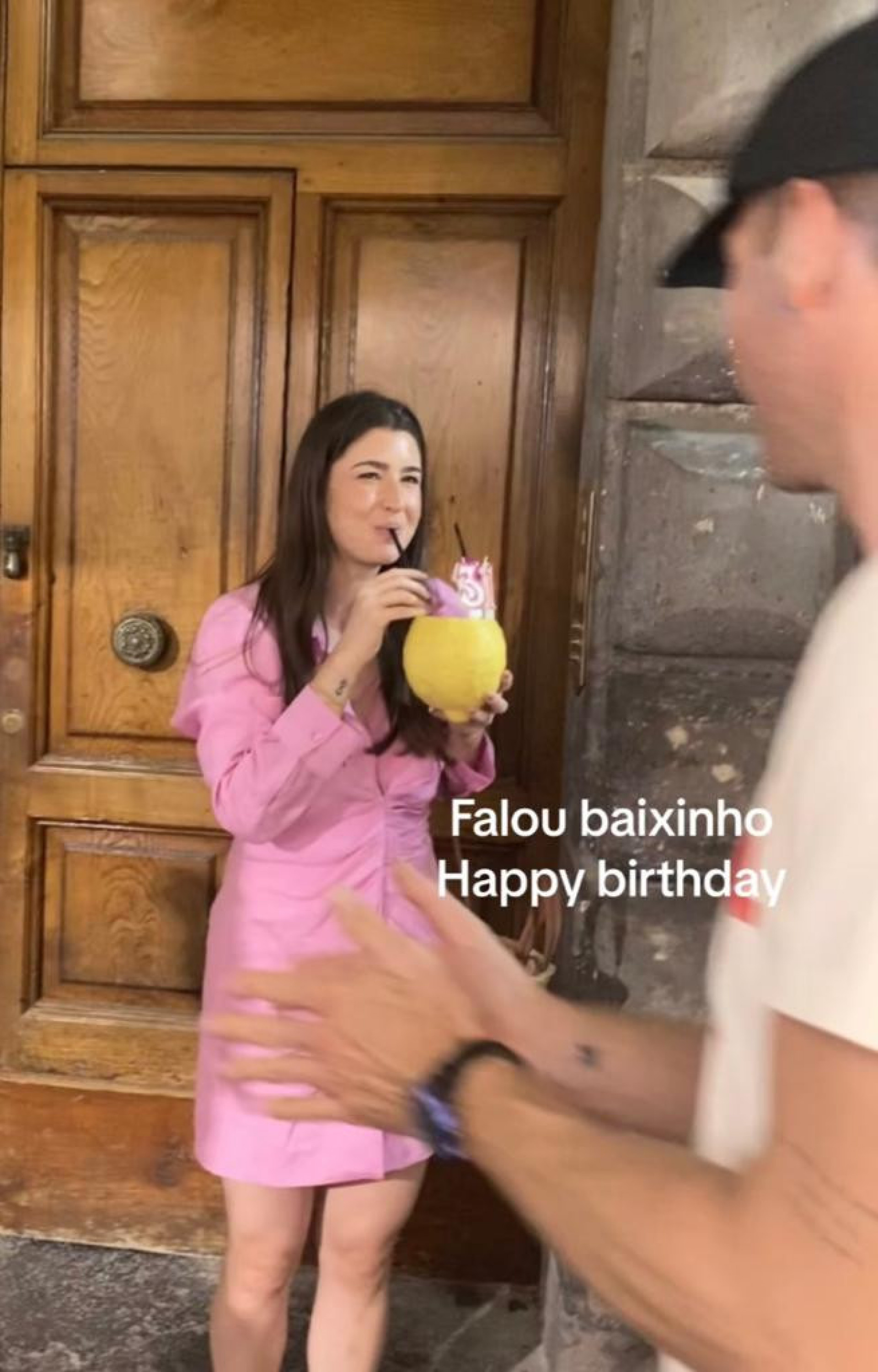 Brasileira é surpreendida com parabéns de Chris Martin e Dakota Johnson na Itália - Reprodução / TikTok