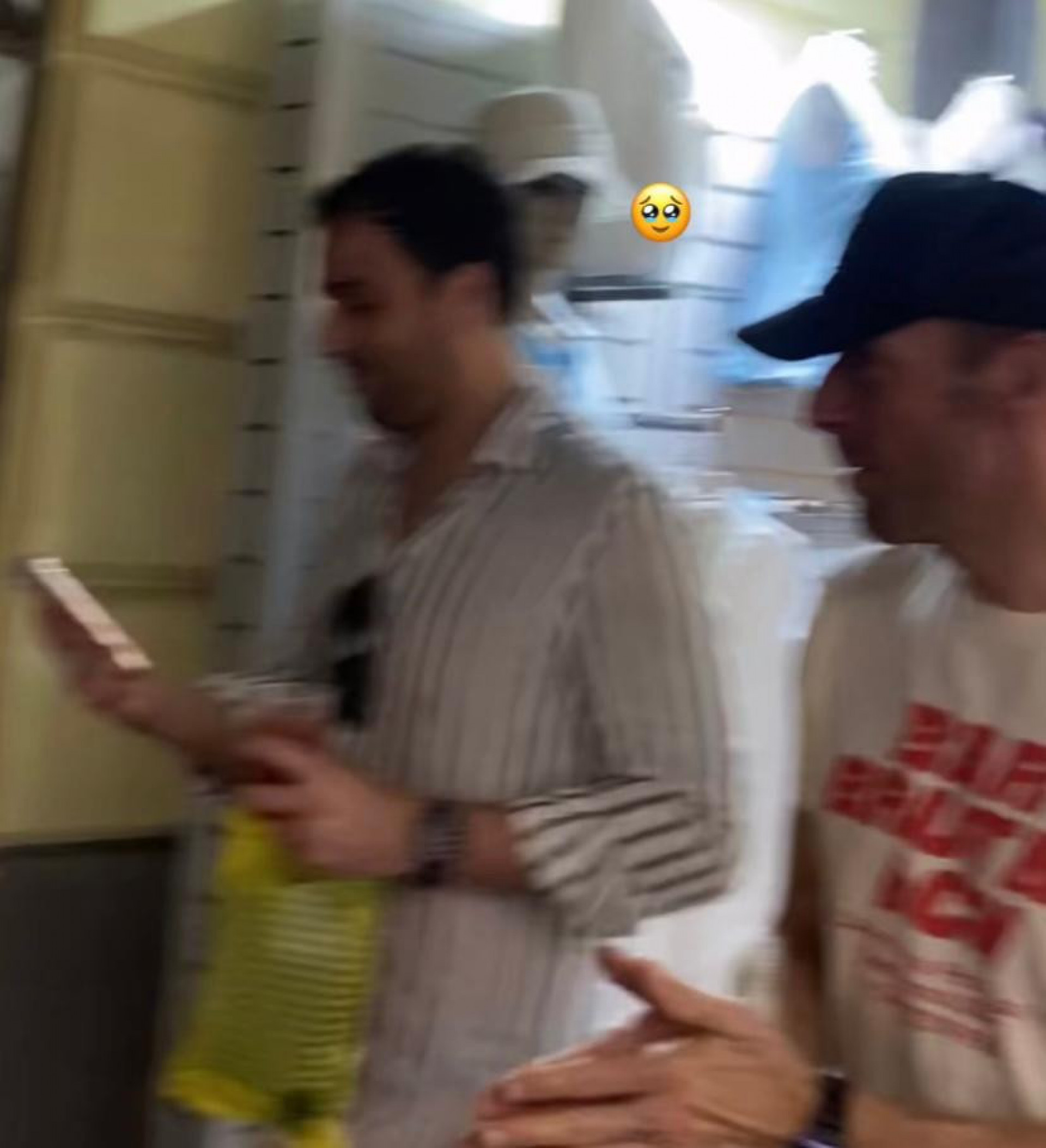 Brasileira é surpreendida com parabéns de Chris Martin e Dakota Johnson na Itália - Reprodução / TikTok