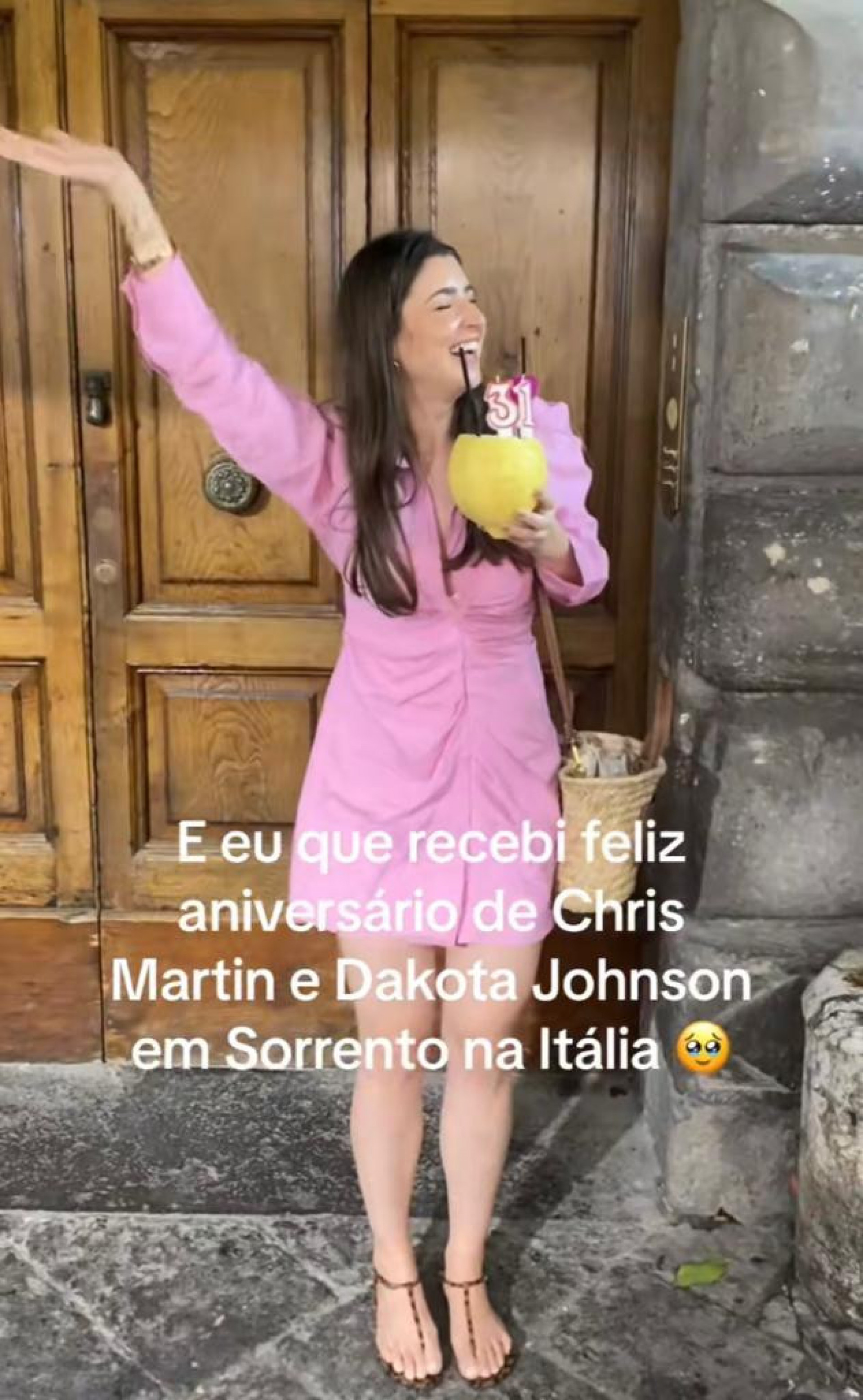 Brasileira é surpreendida com parabéns de Chris Martin e Dakota Johnson na Itália - Reprodução / TikTok