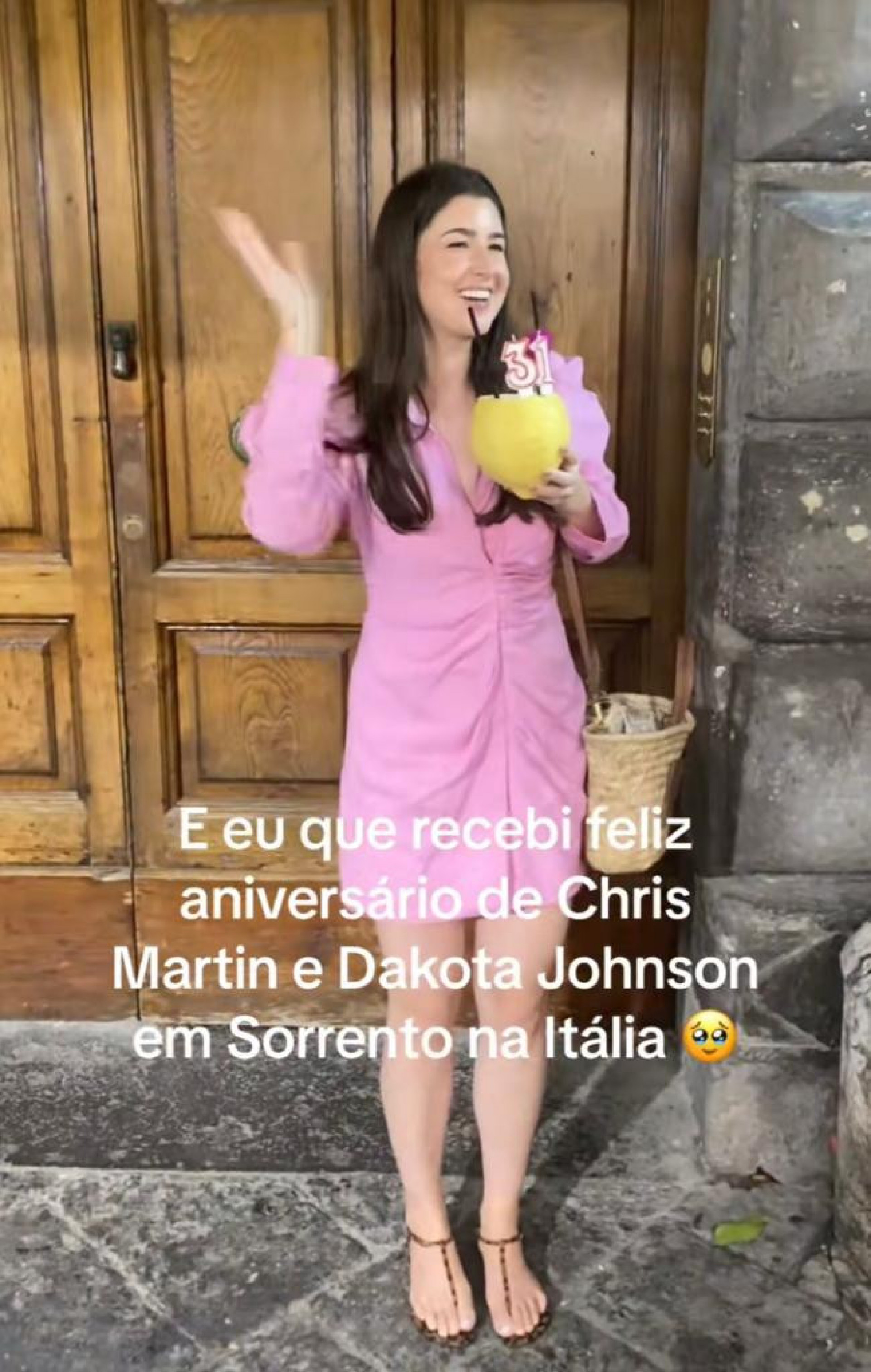 Brasileira é surpreendida com parabéns de Chris Martin e Dakota Johnson na Itália - Reprodução / TikTok