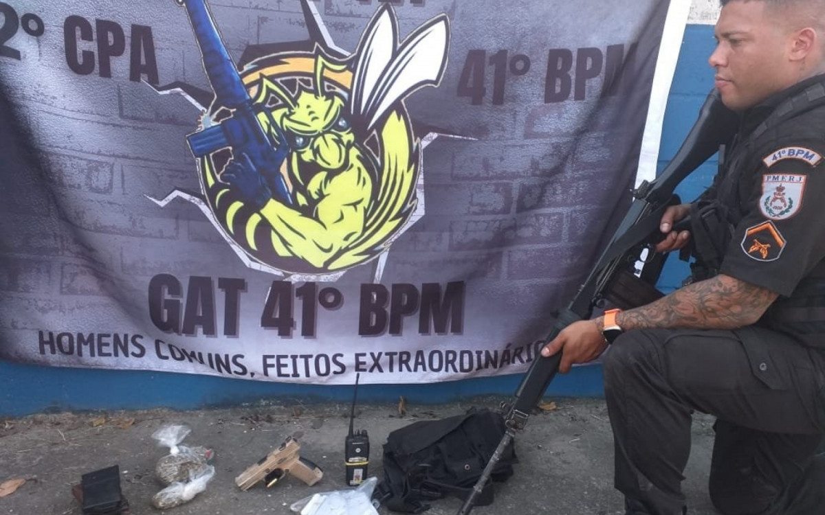 Políciais apreenderam uma pistola, munições e drogas