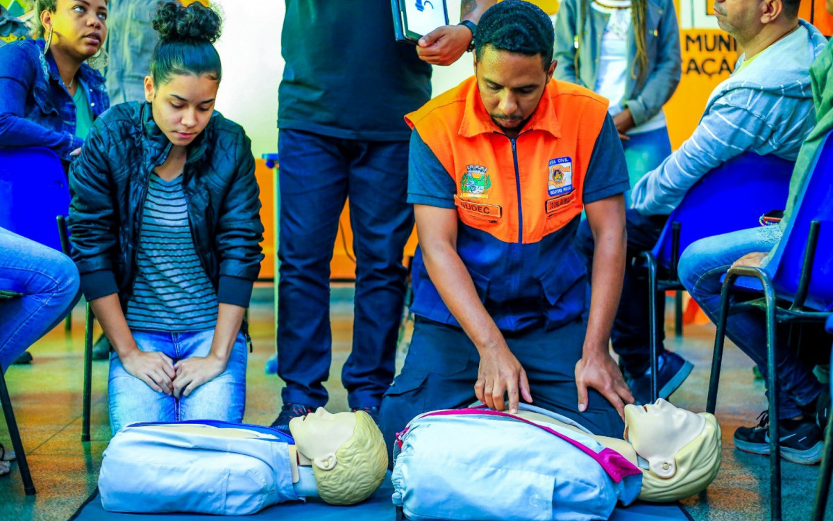 O treinamento nas escolas tornou-se obrigat&oacute;rio atrav&eacute;s da Lei 13.722 de 2018 (Lei Lucas) em unidades de ensino p&uacute;blico e privado de educa&ccedil;&atilde;o b&aacute;sica