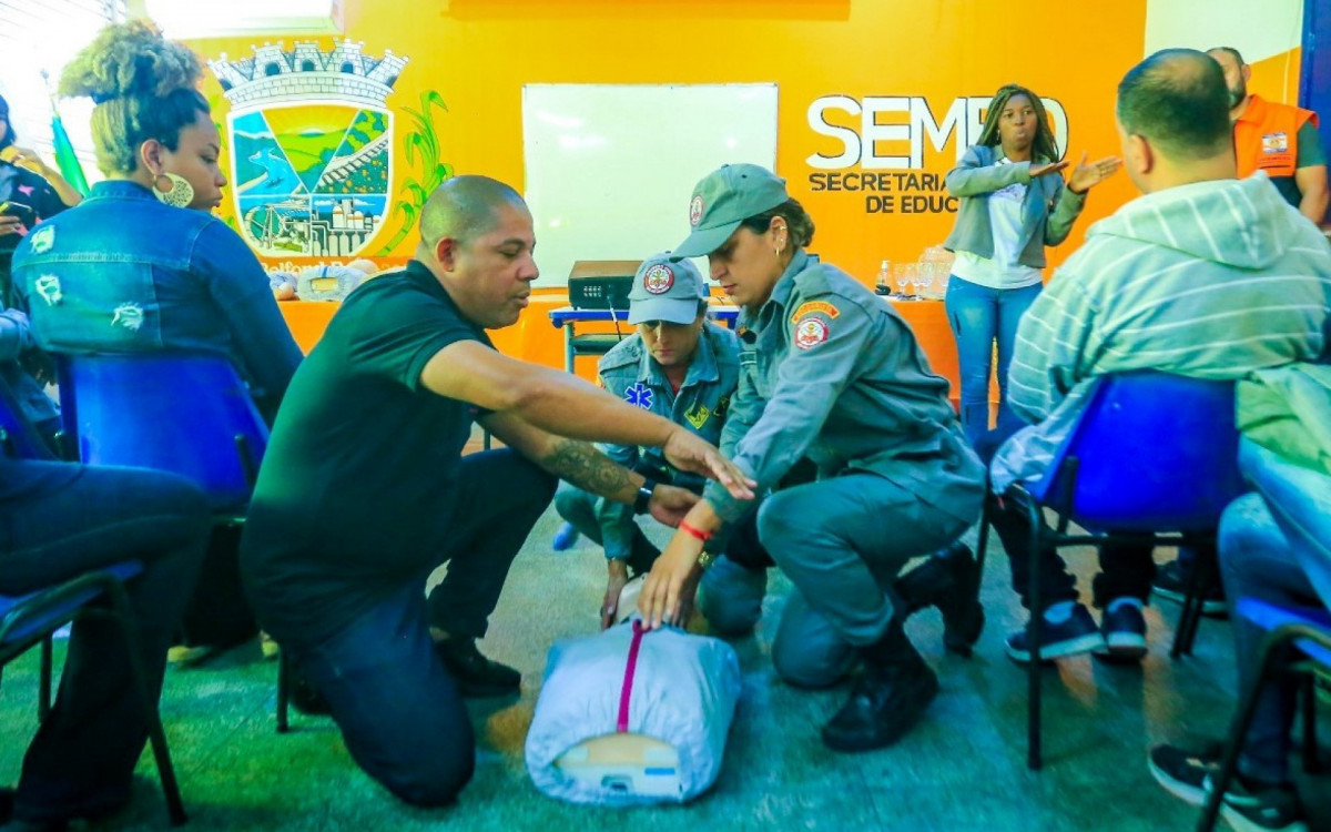 Bombeiro-enfermeiro Adonis Cardoso explicou as manobras mais utilizadas nos primeiros socorros