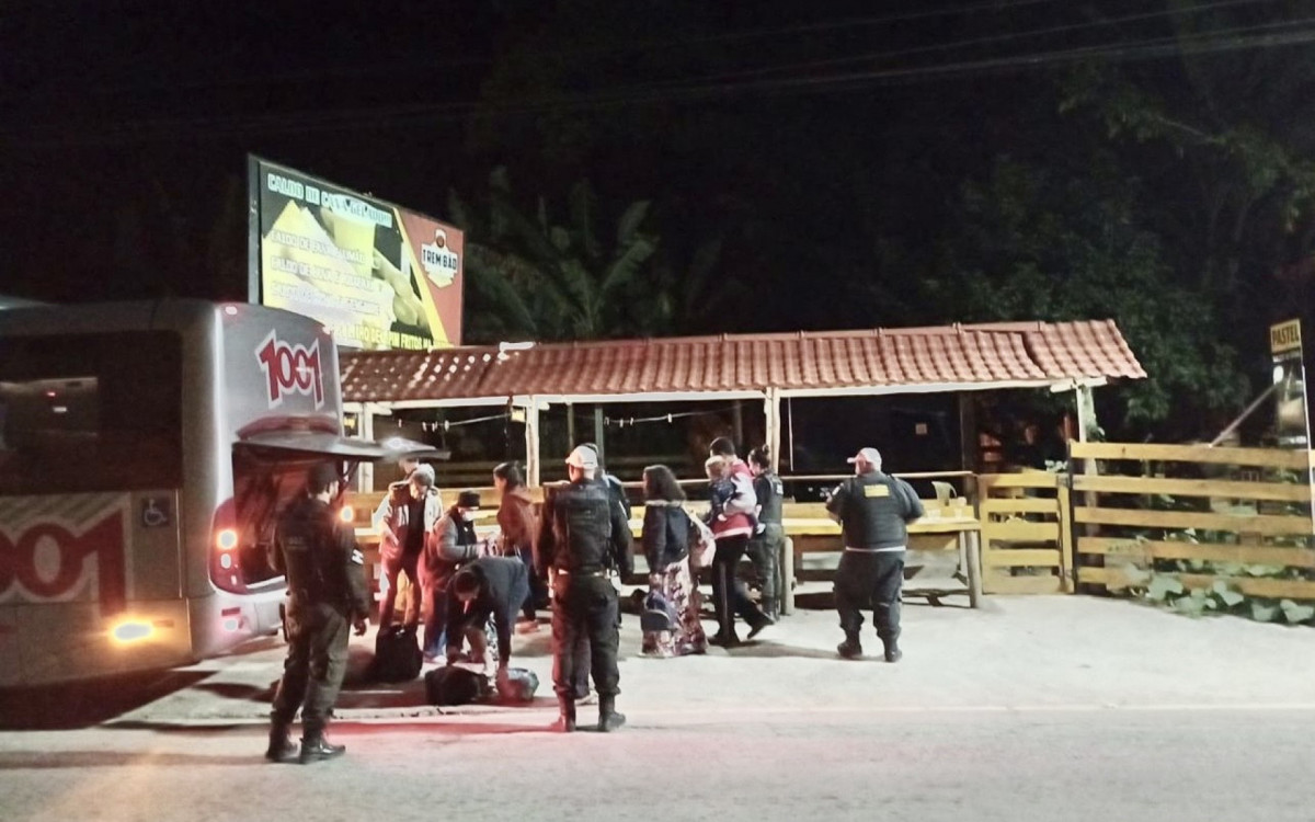 Durante a operação, um homem foi preso transportando farta quantidade de drogas