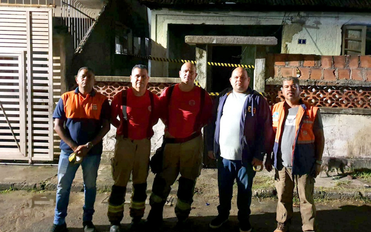 O secret&aacute;rio municipal de Defesa Civil, Galego, e sua equipe, interditaram uma casa em frente ao Posto de Sa&uacute;de do Cabral