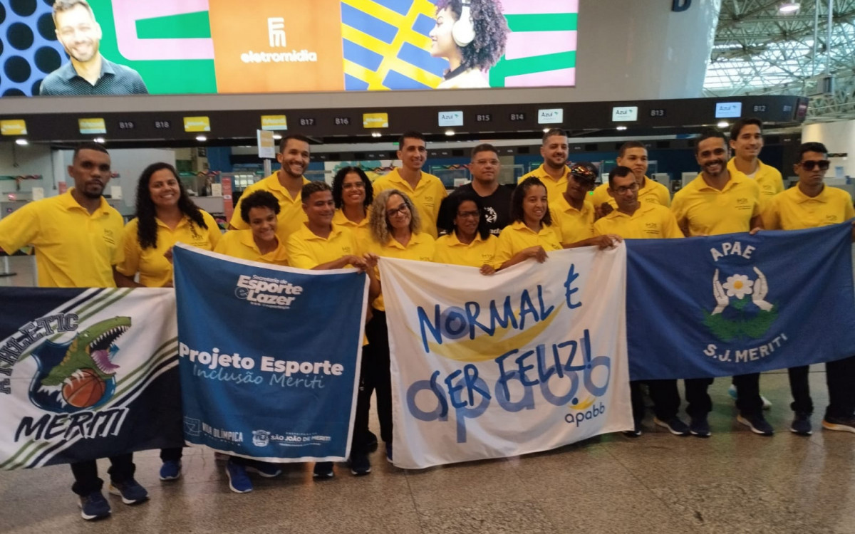 O secret&aacute;rio Dinho Meriti e atletas de S&atilde;o Jo&atilde;o de Meriti que representaram o Brasil nas Olimp&iacute;adas Especiais realizadas em Berlim, na Alemanha