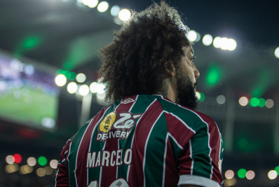 Bastidores mostram brincadeira de Marcelo após vitória do Fluminense: 'Calma, rapaziada, voltei'