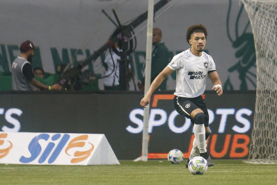 Alvo de propostas, Adryelson destaca foco o Botafogo e elogia Luís Castro: 'Extraordinário'