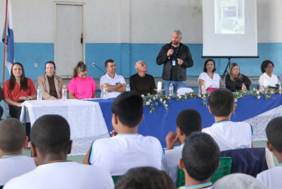 Alunos do Colégio Paulo Basílio recebem livro 'Barra Mansa: Cidade da Gente'