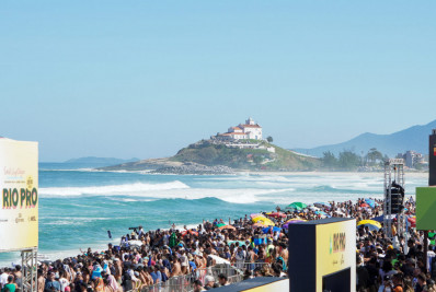 Projeto social leva estudantes de escolas públicas do Rio para mundial de surfe