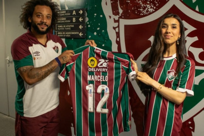 Ativista iraniana realiza desejo de assistir a um jogo do Fluminense no Maracanã