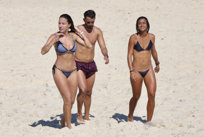 Bárbara Coelho curte dia de praia com os amigos atletas