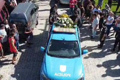 Com cemitério lotado, secretário de Posturas de Arraial é sepultado em Iguaba Grande