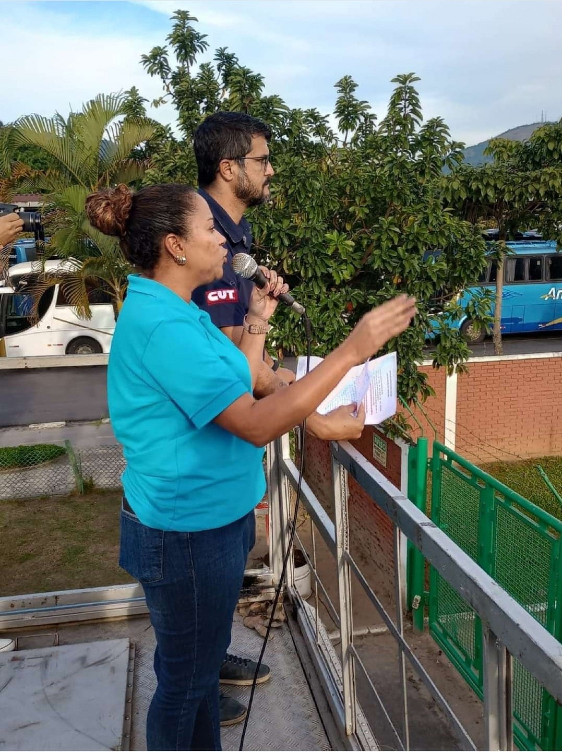 Presidente do Sindicato Cristiane Marcolino anunciando a greve