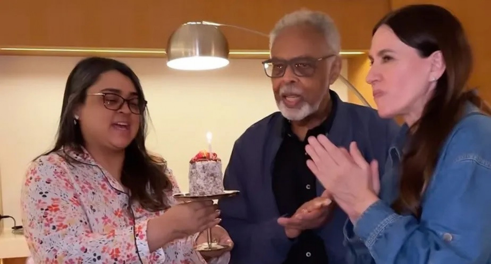 Gilberto Gil canta 'Parabéns' ao lado da filha, Preta Gil e da mulher, Flora Gil - Reprodução / Instagram