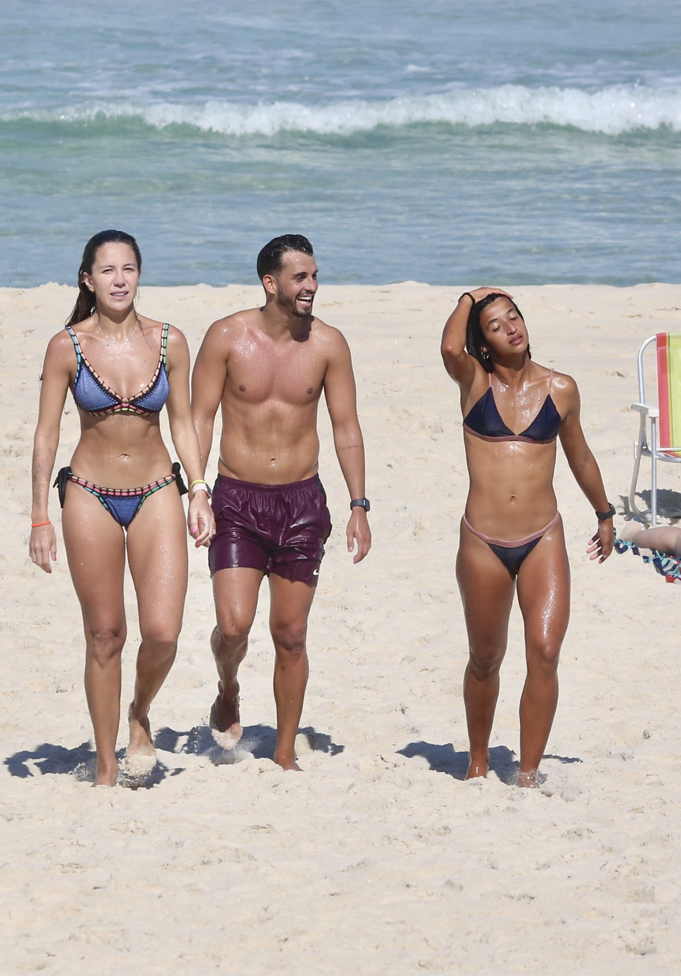 Bárbara Coelho é clicada na Barra da Tijuca, na Zona Oeste do Rio, ao lado de atletas -  