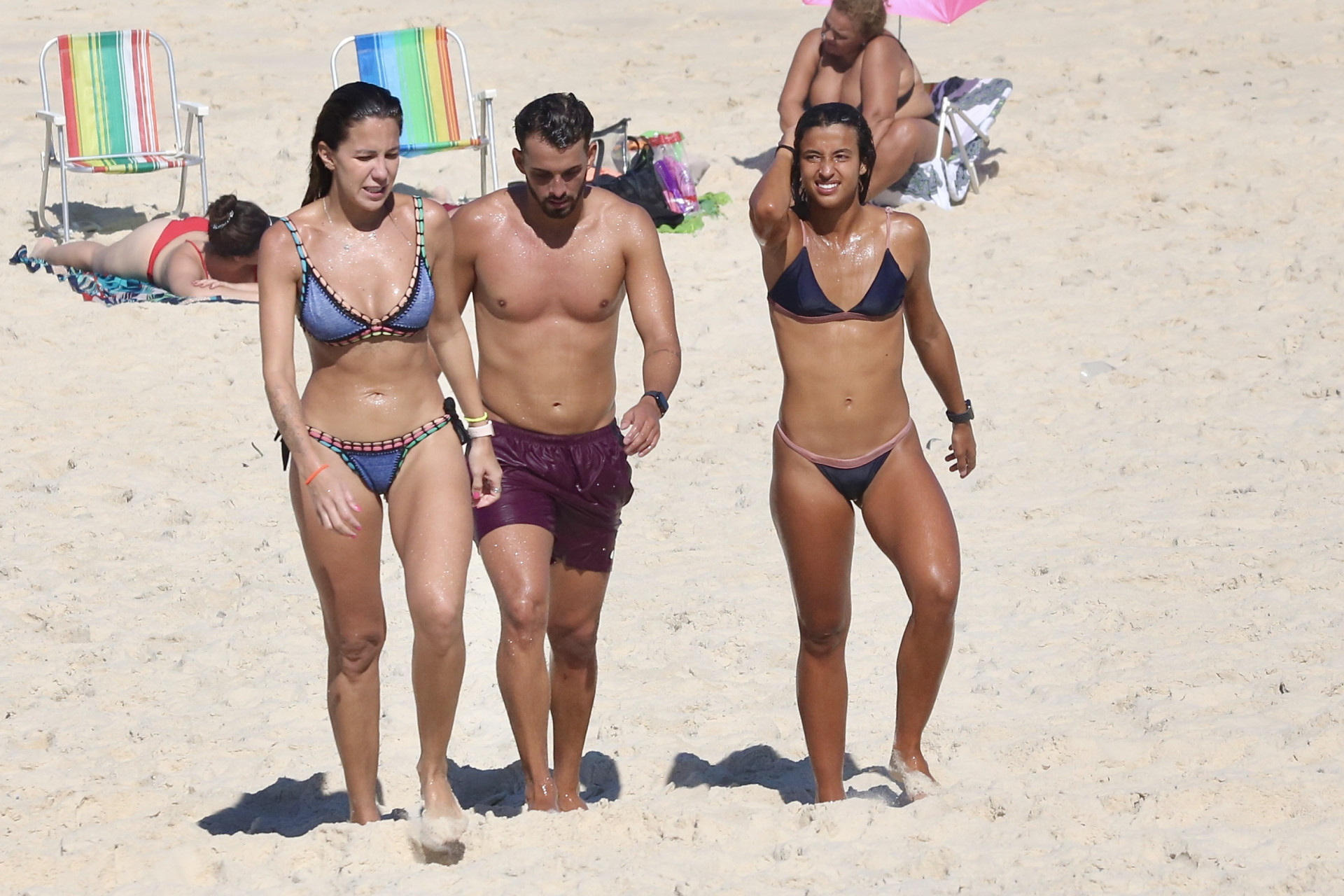 Bárbara Coelho é clicada na Barra da Tijuca, na Zona Oeste do Rio, ao lado de atletas -  