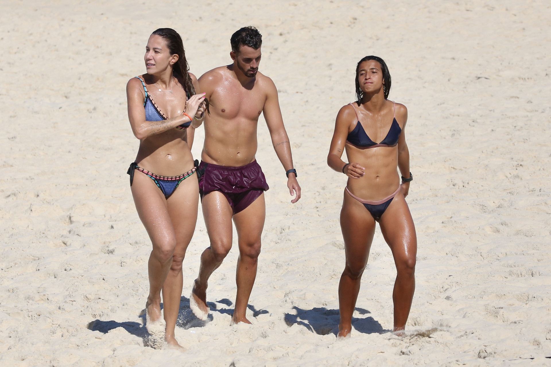 Bárbara Coelho é clicada na Barra da Tijuca, na Zona Oeste do Rio, ao lado de atletas -  