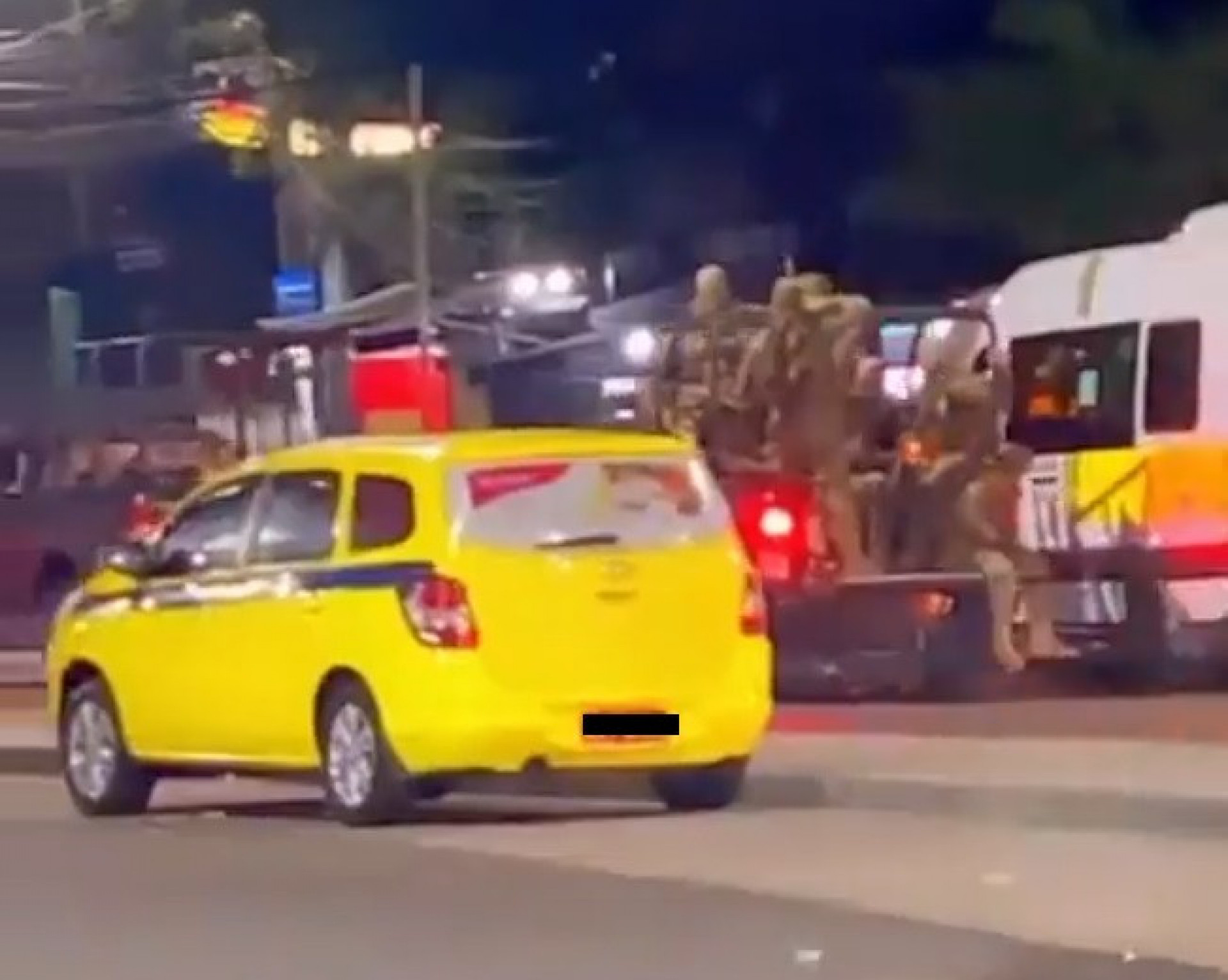 Equipes da PM atuam na comunidade da Rocinha desde as primeiras horas desta segunda-feira - Reprodução/Redes Sociais