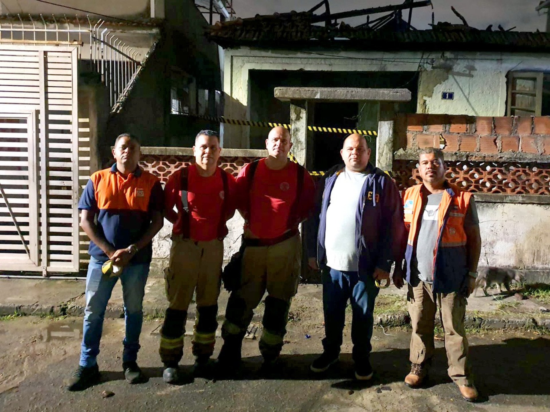 O secretário municipal de Defesa Civil, Galego, e sua equipe, interditaram uma casa em frente ao Posto de Saúde do Cabral - Divulgação / PMN
