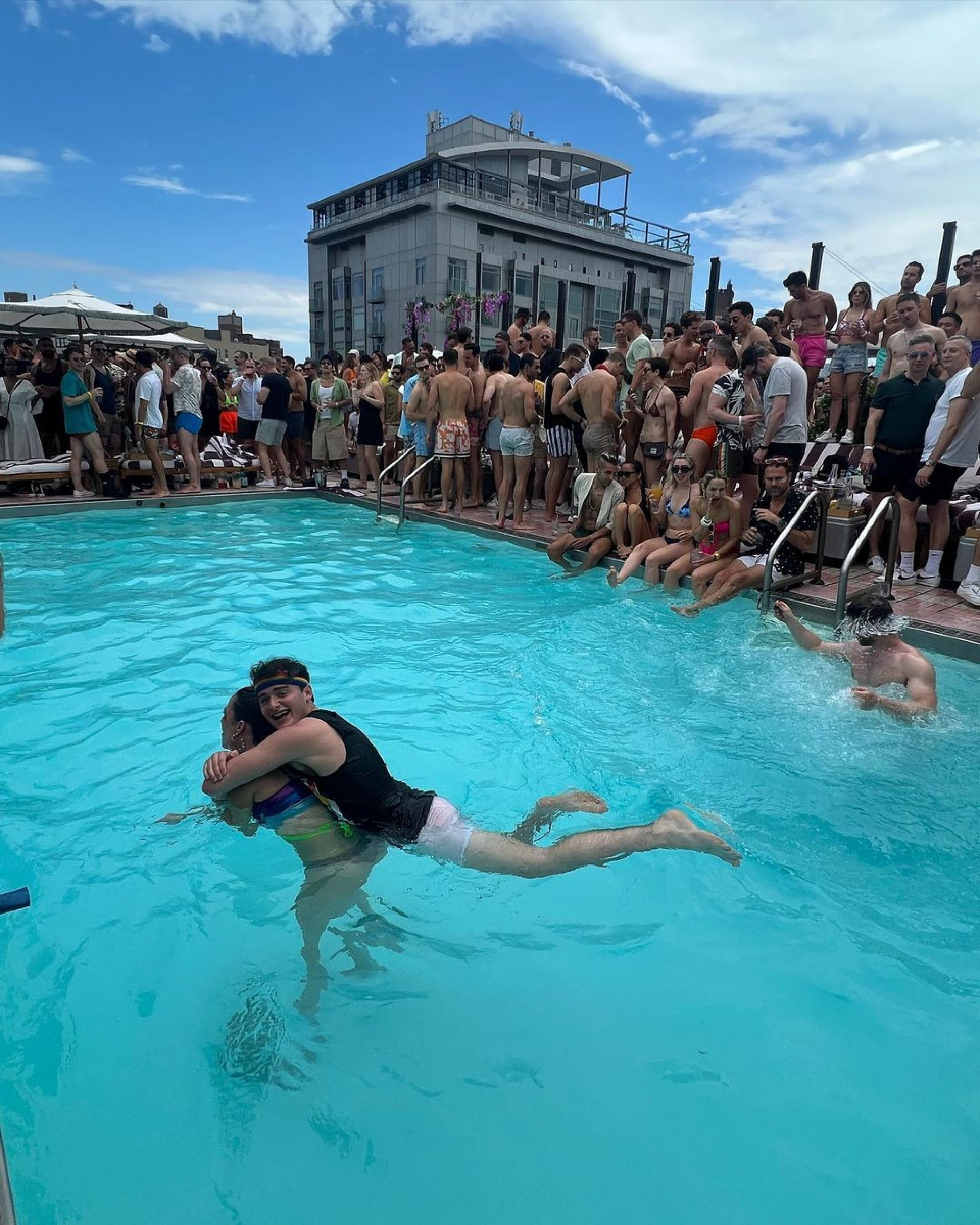 Noah Schnapp posta fotos de sua primeira participação na Parada do Orgulho LGBTQIA+ desde que assumiu sua sexualidade - Reprodução Internet