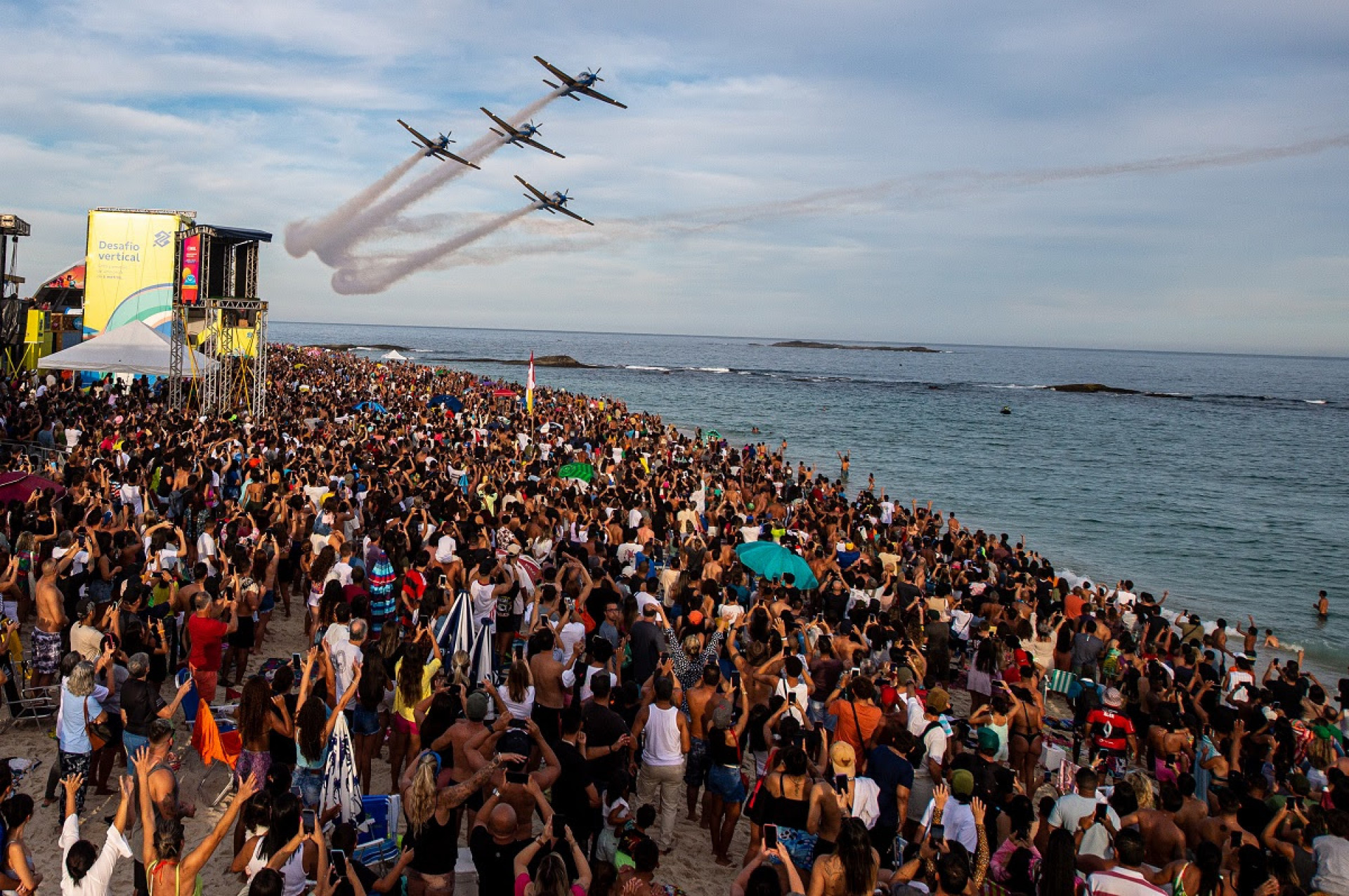 Esquadrilha da Fumaça atrai cerca de 50 mil pessoas em Saquarema - WSL/Thiago Ribeiro