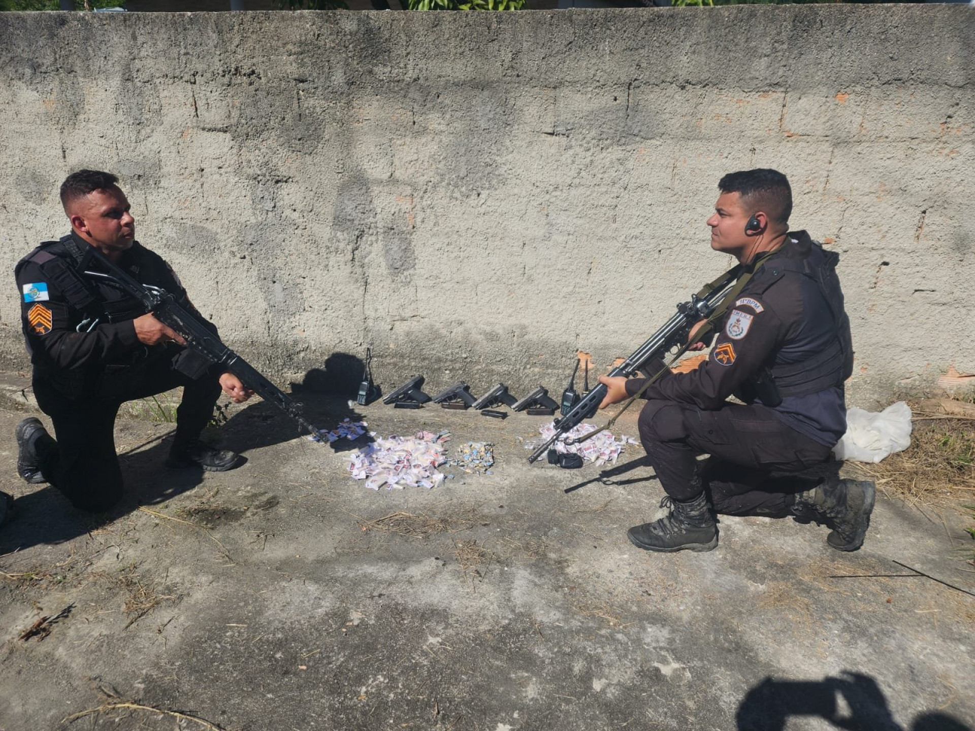 PM apreendeu cinco pistolas, três rádios transmissores e drogas na Vila Kennedy - Divulgação/Polícia Militar