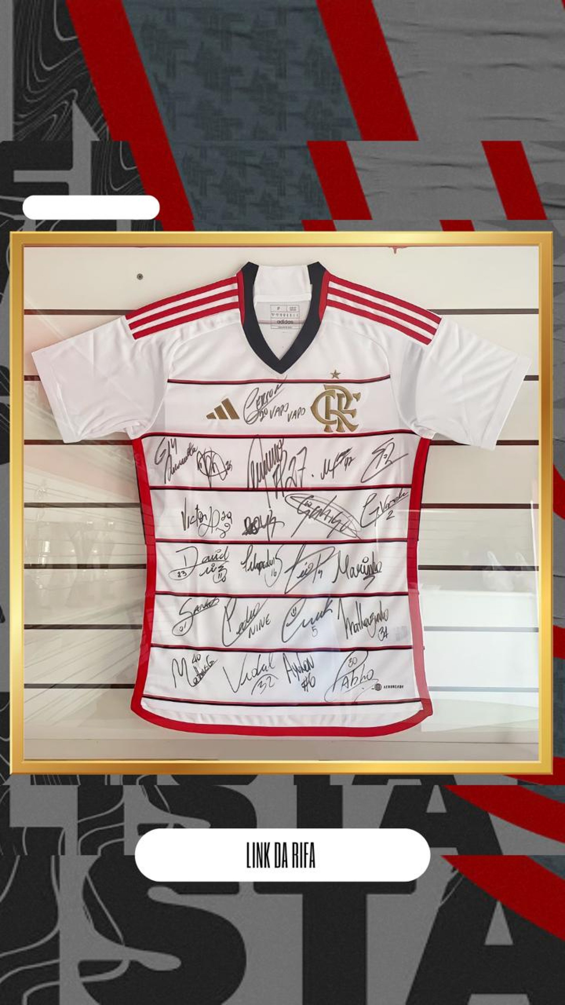 Camisa do Flamengo com autógrafos de jogadores do elenco - Reprodução
