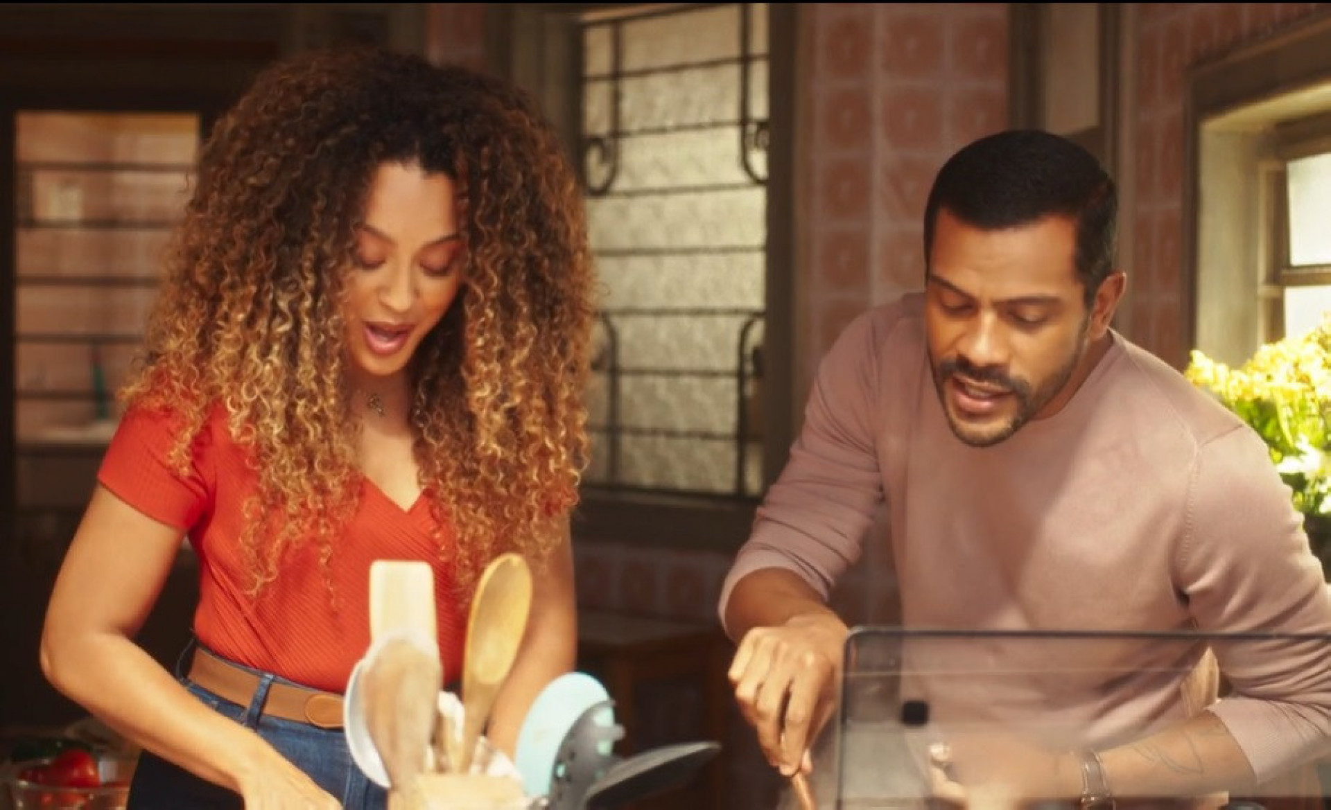 Personagens de 'Vai na Fé' cantam música de Gilberto Gil  - Reprodução de vídeo / TV Globo