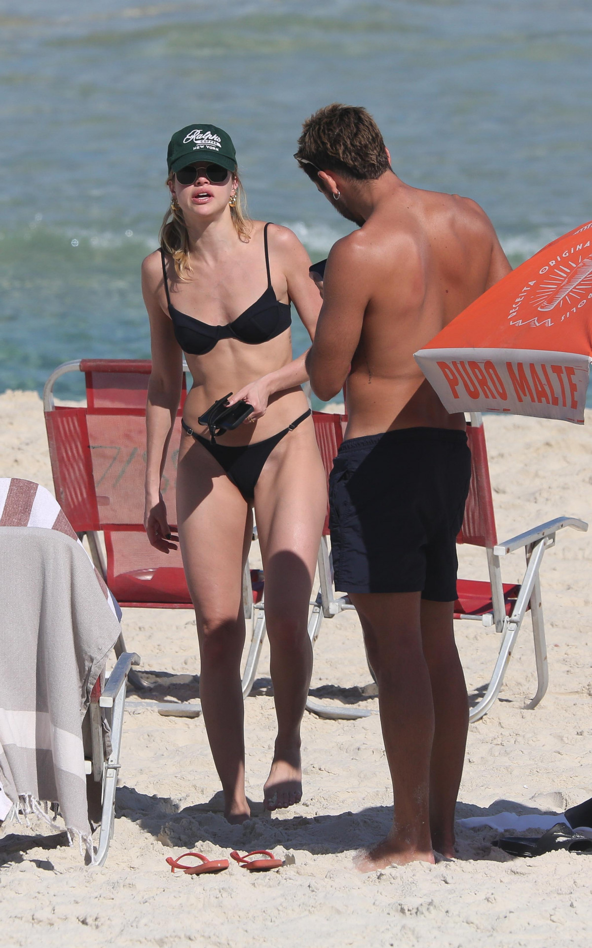  Agatha Moreira e Rodrigo Simas curtem dia de praia na Barra da Tijuca