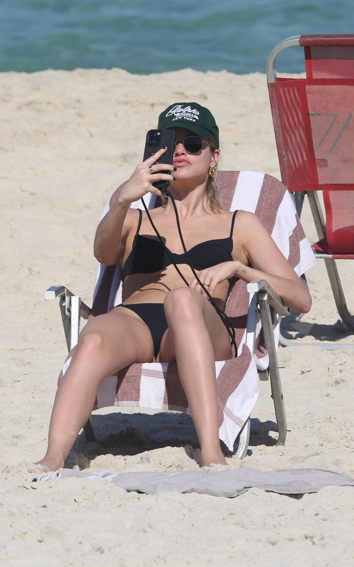  Agatha Moreira curte dia de praia na Barra da Tijuca