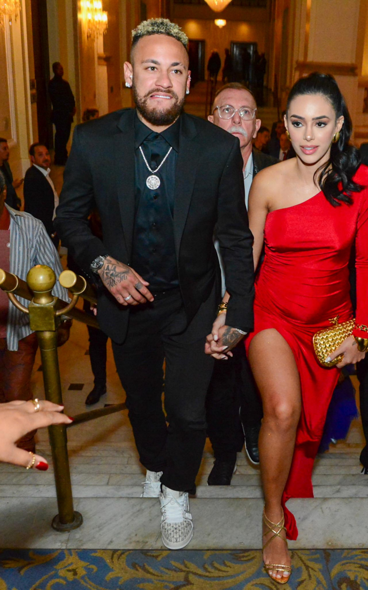 Neymar e Bruna Biancardi chegam juntinhos à premiação \'Fui Clear 2023\', no Copacabana Palace, Zona Sul do Rio, na noite desta segunda-feira