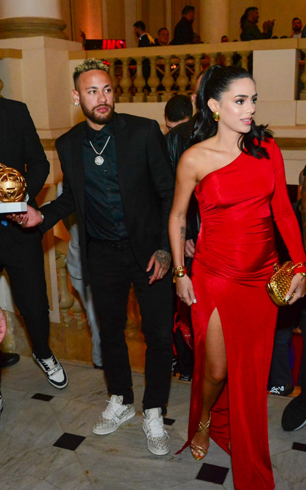 Neymar e Bruna Biancardi chegam juntinhos à premiação \'Fui Clear 2023\', no Copacabana Palace, Zona Sul do Rio, na noite desta segunda-feira