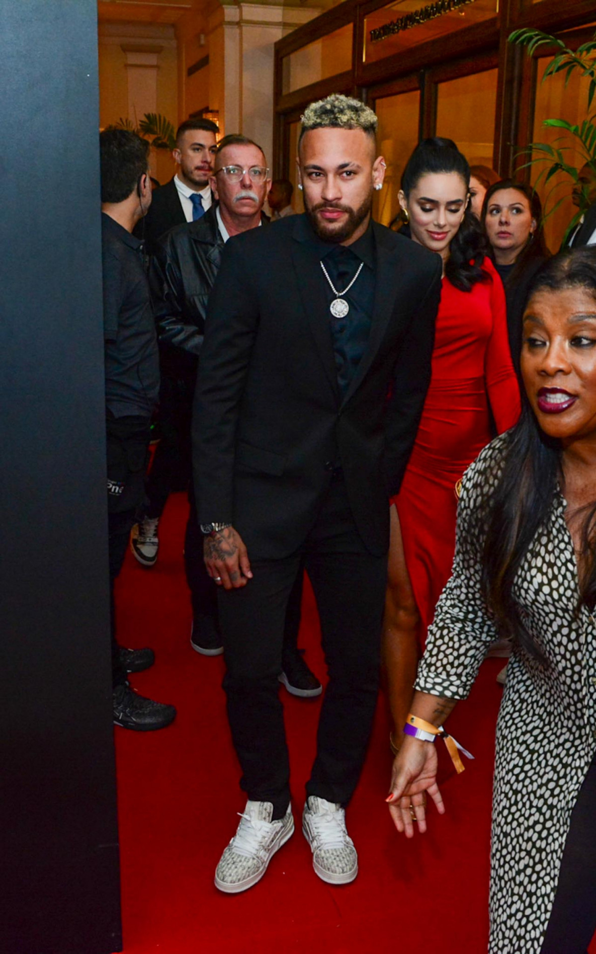 Neymar e Bruna Biancardi chegam juntinhos à premiação \'Fui Clear 2023\', no Copacabana Palace, Zona Sul do Rio, na noite desta segunda-feira