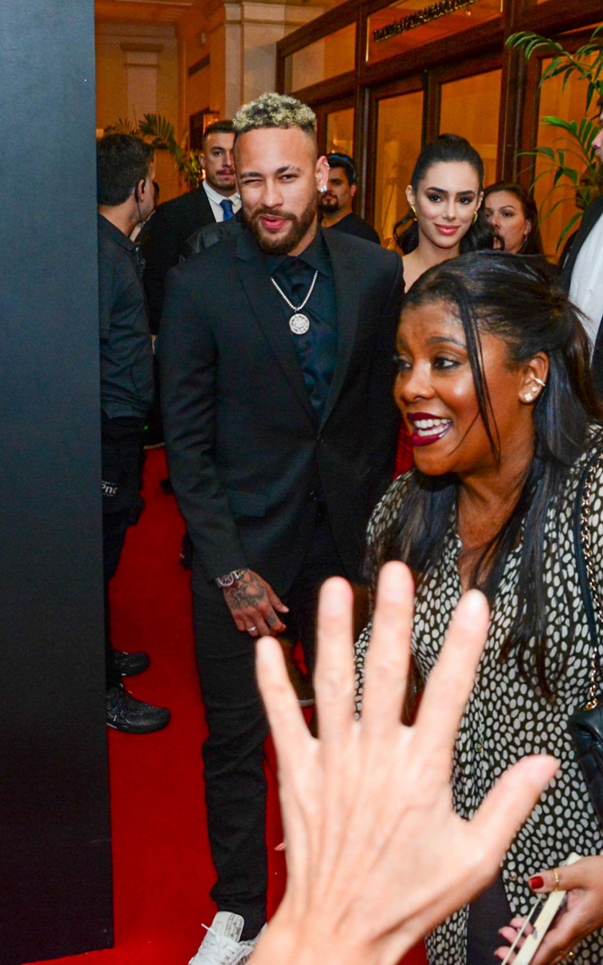 Neymar e Bruna Biancardi chegam juntinhos à premiação \'Fui Clear 2023\', no Copacabana Palace, Zona Sul do Rio, na noite desta segunda-feira